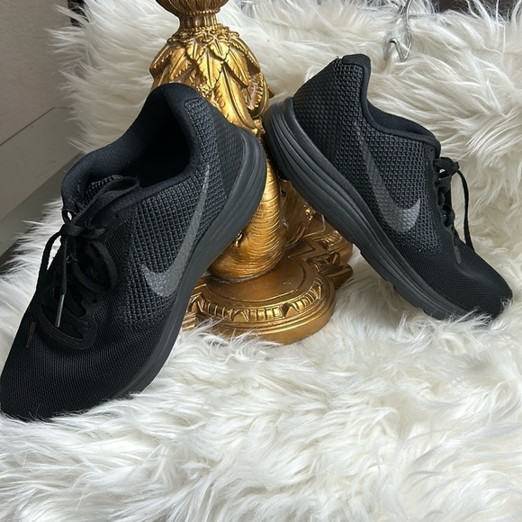 Nike Women's Revolution 3 Black Running Shoes, Size 8 - Picture 3 of 10